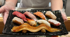 若櫻壽司半價開吃！西門町商圈美食再加1「鮭魚六貫拼盤、極上松拼盤」限時半價優惠。