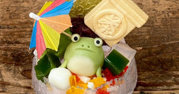 青蛙刨冰太可愛！伊藤久右衛門「可爾必思刨冰」青蛙造型太萌，再吃「抹茶冰淇淋2球50元」。
