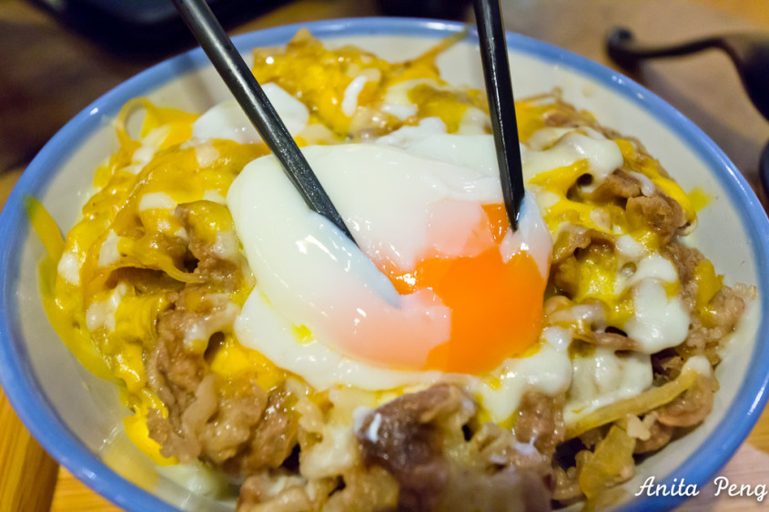 贩卖机点餐/台电大楼平价饱足的美味丼饭 这起司和牛肉铺满了整个表面