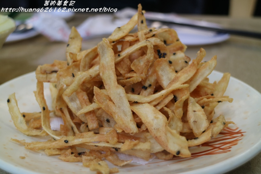 酥炸牛蒡 酥炸牛蒡吃起来酥脆非常像饼乾,我跟陈先生都觉得不油不腻