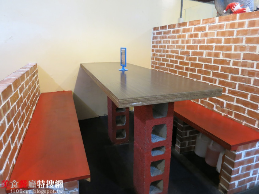 工地常见的空心砖,一点都不漂亮,谁能想到只是漆上红色,再搭配桌子
