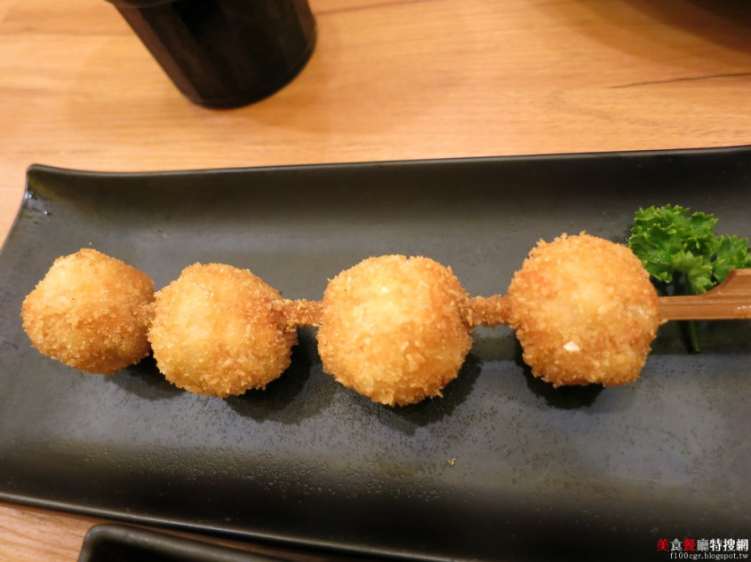 酥炸深海花枝丸～吃起来相当q弹,带著真的花枝的海鲜味让潮水的鲜味涌