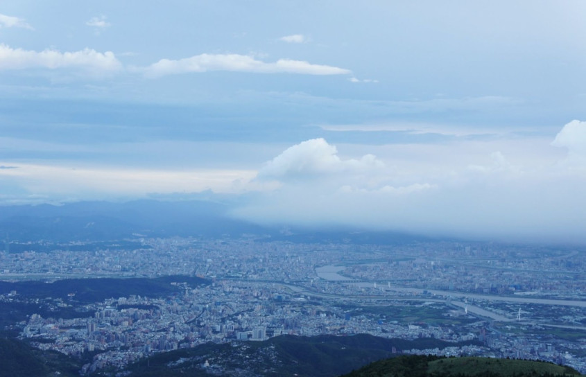 白天居高临下的视野非常好, 可以清楚俯瞰整个大台北的景色.