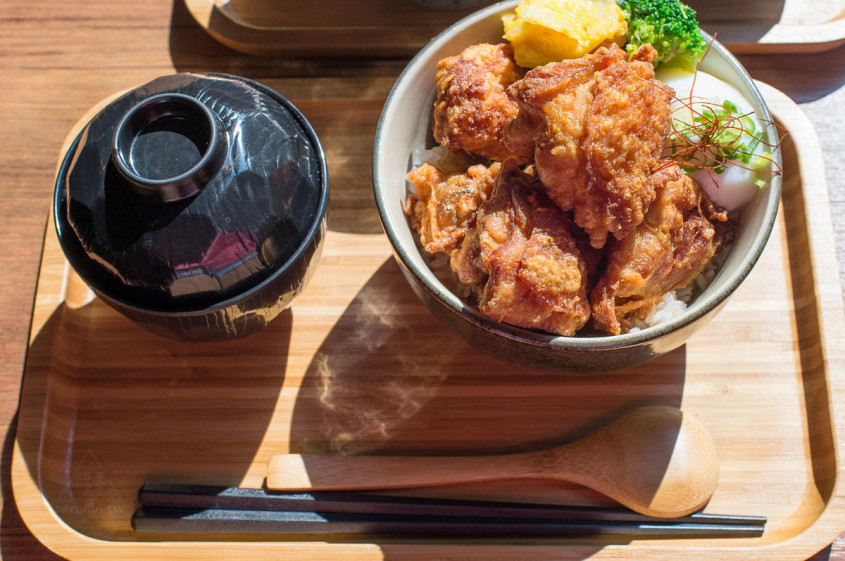 唐扬炸鸡丼 我本来就非常喜欢吃日式唐扬鸡,店家介绍餐点时,也推荐说