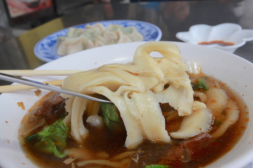 北方面食,左营大路美食,隐藏版刀削面及面疙撘「半亩园刀削面」.