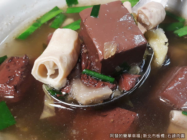 石头肉圆22-猪血肠汤特写.jpg