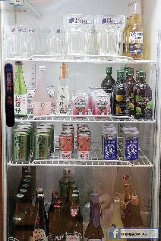 冰箱内除了有酒精饮品可选择外 也可以挑选无酒精的软性饮品