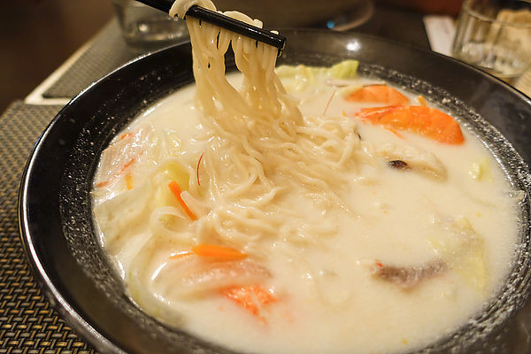 浓浓的牛奶海鲜汤头,丰富的海鲜食材