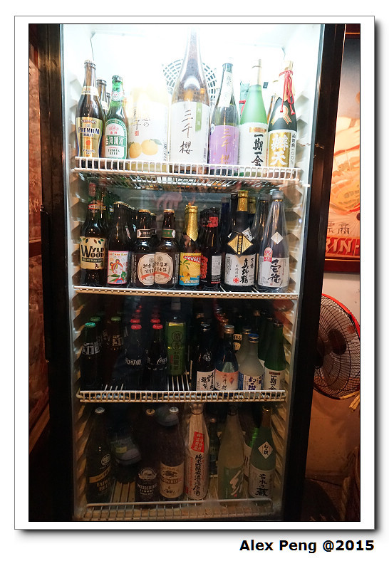 冰箱里面放满了各式各样的酒(未成年请勿饮酒)