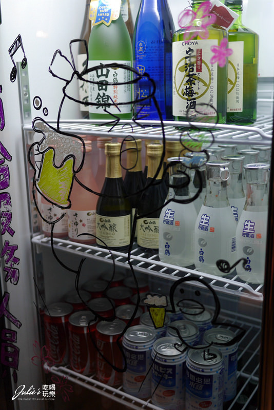 冰箱内的饮料种类也不少.