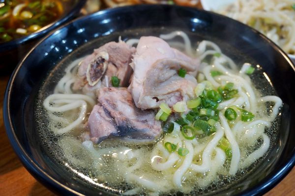 一天80斤牛骨熬出的原汤 台湾牛腱的川味牛肉面/鸡汤面/哨子面