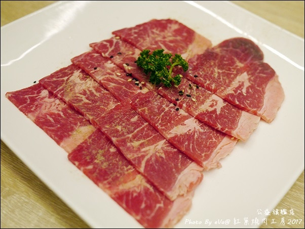 精致的烧肉套餐,摆盘让人觉得好美味 肉片搭配的葱盐吃较解油腻内有