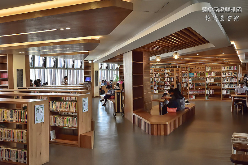 图书馆阅览室,采光良好非常明亮,馆内像是飘著木头清香