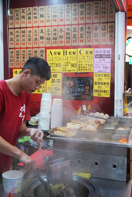 苦瓜封和高丽菜卷是特色招牌外,有不少是日本进口的关东煮食材,另外还