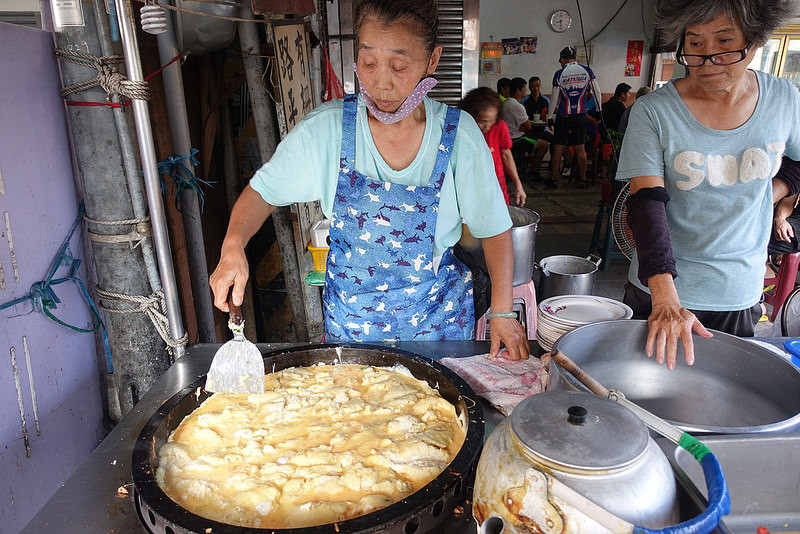 (胖桦食记)高雄西子湾平价必吃美食「码头阿姨蛋饼/鼓山渡轮站排队