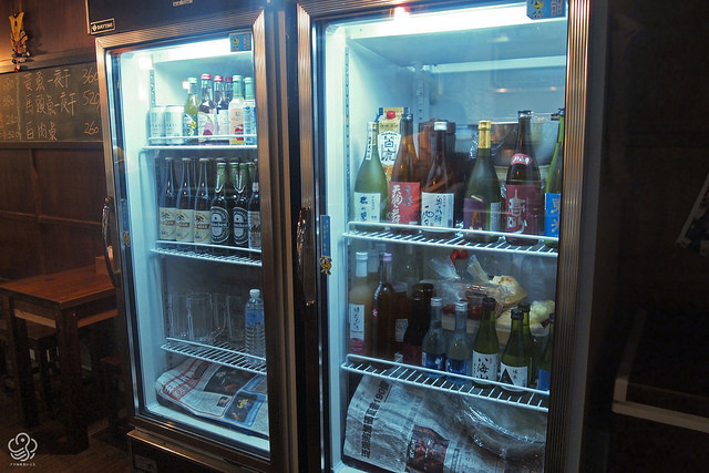 冰箱里许多饮品酒类供挑选.