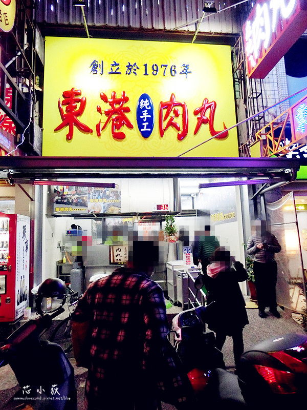 东港肉丸新店面开在台中市大甲区蒋公路上,招牌就还满醒目的