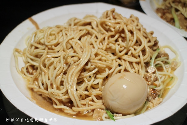 老陳涼麵：板橋新開幕超人氣深夜食堂『老陳涼麵』炸醬+麻醬/捷運府中站/板橋宵夜/慶裕鐘錶門口