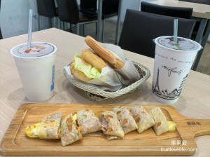 餐點選擇多樣，內用有冷氣