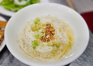 台南宵夜推薦！深夜必吃富鴻魚肚的招牌煎魚肚 肉燥飯 豬油拌麵線。