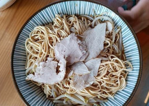 銅板價飽足餐！古早味大牌檔必吃汕頭乾麵 肉骨湯。