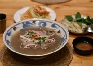 台南人氣越南料理推薦！婆婆河粉小館選擇多，湯頭鮮美 涼拌小菜驚艷，平價好吃值得再訪。