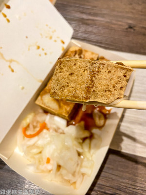 【宜蘭食記】財記臭豆腐 - 羅東夜市熱門美食，清燉和脆皮臭豆腐兩種一次滿足