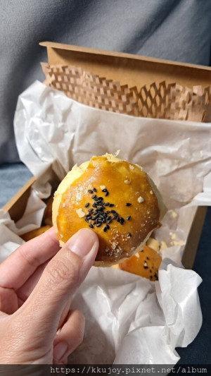 台中糕餅推薦 | 晴天菓子鹽之花甜燒餅 | 日本麵粉、日本上白糖、法國鹽之花及法國蒙太古AOP奶油 | 糕餅層層香酥甜而不膩，下午茶最享受!