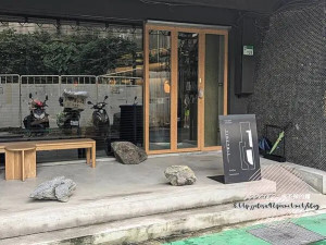 台北中山-[小尾巴 Tiny Tail Coffee Bar] 近忠孝新生站光華商場，大稻埕人氣咖啡店小尾咖啡新開店，茶咖手沖與巴斯克起司蛋糕推薦，清水模氛圍幽暗情調文青咖啡廳