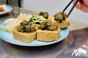 [食記。台中西區]豬哥明 臭豆腐滷肉飯。蒜辣皮蛋醬臭豆腐/椒麻炸白糕/香料烤鯛魚/味噌舒肥嫩雞胸/和風綠茶汁涼拌菜盤 #內用豬血湯喝到飽 #美華街美食