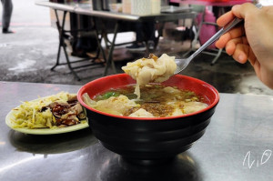 [食記。台中東區]大智鮮蝦餛飩 隔間肉切盤&蝦仁大餛飩湯 #大智市場