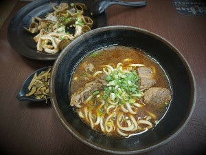 飄香牛肉麵 | 台北大同區牛肉麵．寧夏夜市美食．紅燒湯頭濃郁順口．牛肉和麵條口感佳．醡醬麵我也喜歡！