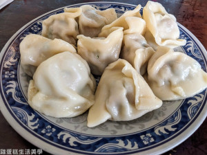 【台北食記】北大荒水餃店 - 南港必吃巨無霸水餃，煙燻松阪豬超香