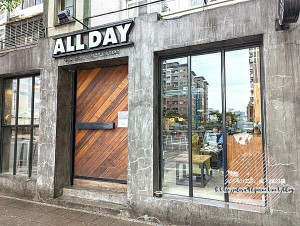 台北松山-[ALL DAY ROASTING COMPANY] 民生社區靜巷住宅區，溫室玻璃屋明亮工業風格空間，餐食搭配美式無限續杯，邁入第10年口碑好評的自家烘焙職人咖啡