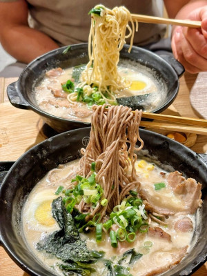 推薦台中必吃美食拉麵-信川屋 每天現做手作麵條 有機玫瑰花瓣麵條好特別！無毒豬叉燒好厚！