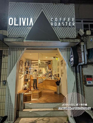 台北大安-[Olivia Coffee Roaster] 近國父紀念館東區商圈，木製棕色系溫潤空間，自家烘焙香醇專業職人咖啡，城市鬧中取靜令人放鬆的溫馨一角