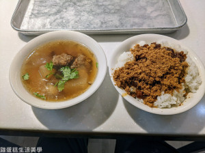 【台北食記】北北車魯肉飯 - 北車附近平價小吃，推薦排骨酥湯滷肉飯