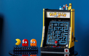 小精靈遊戲實體化！樂高全新「LEGO® ICONS PAC-MAN」復刻遊戲機台，神還原「小精靈吃豆子」堪稱電玩迷的回憶殺。