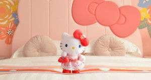 Kitty鐵粉搶先住！漢來三麗鷗主題房生日專案「獨家Hello Kitty娃娃」粉絲必收，再加碼三麗鷗花漾食光下午茶、讓Kitty鐵粉住到不想回家。