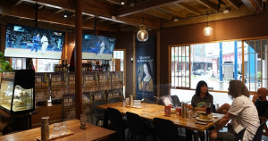 一起為中華隊加油！百年古蹟化身餐酒館、轉播巴黎奧運「ChangeX Beer 南園酒家」，下酒菜推薦煙燻二雞翅。