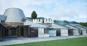 無印良品也跨界來開旅館了，廢校化身質感旅宿「MUJI BASE OIKAWA」，還附設咖啡廳，千葉複合式旅館10月1日正式開幕。