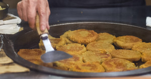 地瓜控要筆記！酥脆又綿密口感超涮嘴，瑞芳50年老字號「阿婆蕃薯粿」隱藏巷弄的在地小吃，一塊只要28元。