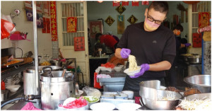 素食麵王者！超過40年的銅板美食「林明堂素食麵」，在地人激推手工豆包。