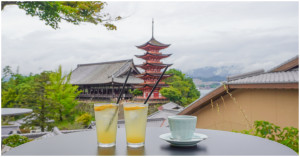 宮島賞楓景點第一名！海景第一排，藏在山坡上的宮島景觀咖啡廳「天心閣」。