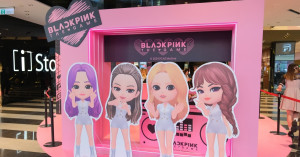 新光三越BLACKPINK快閃店！LISA小卡盲抽 粉槌抱枕衝信義區買爆。