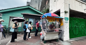 終於回來了！台北必吃「佳味蘿蔔絲餅」在地人都吃這間，一開店就超多人。