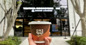 東京咖啡插旗台中！「ONIBUS COFFEE TAICHUNG」進駐草悟道老佛爺廣場，如置身紅土洞穴喝咖啡。