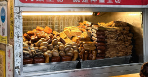 超狂XXL水餃！南港美食「北大荒水餃店」網友稱「被水餃耽誤的滷味店」。