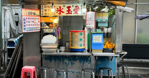 「圓環阿勝愛玉冰」60年老店手洗愛玉！逛迪化街、寧夏夜市別錯過，銅板價超大杯。