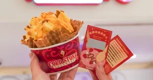 COLD STONE買一送一！跨年優惠冰淇淋買一送一 春節刮刮卡免費吃100球冰淇淋。